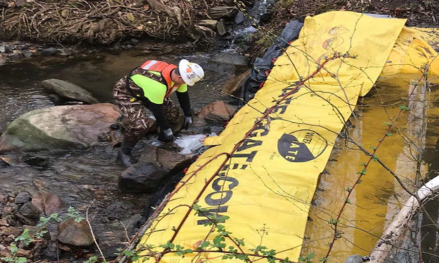 Fast Damming Oil Spills in Hard-to-Reach Streams